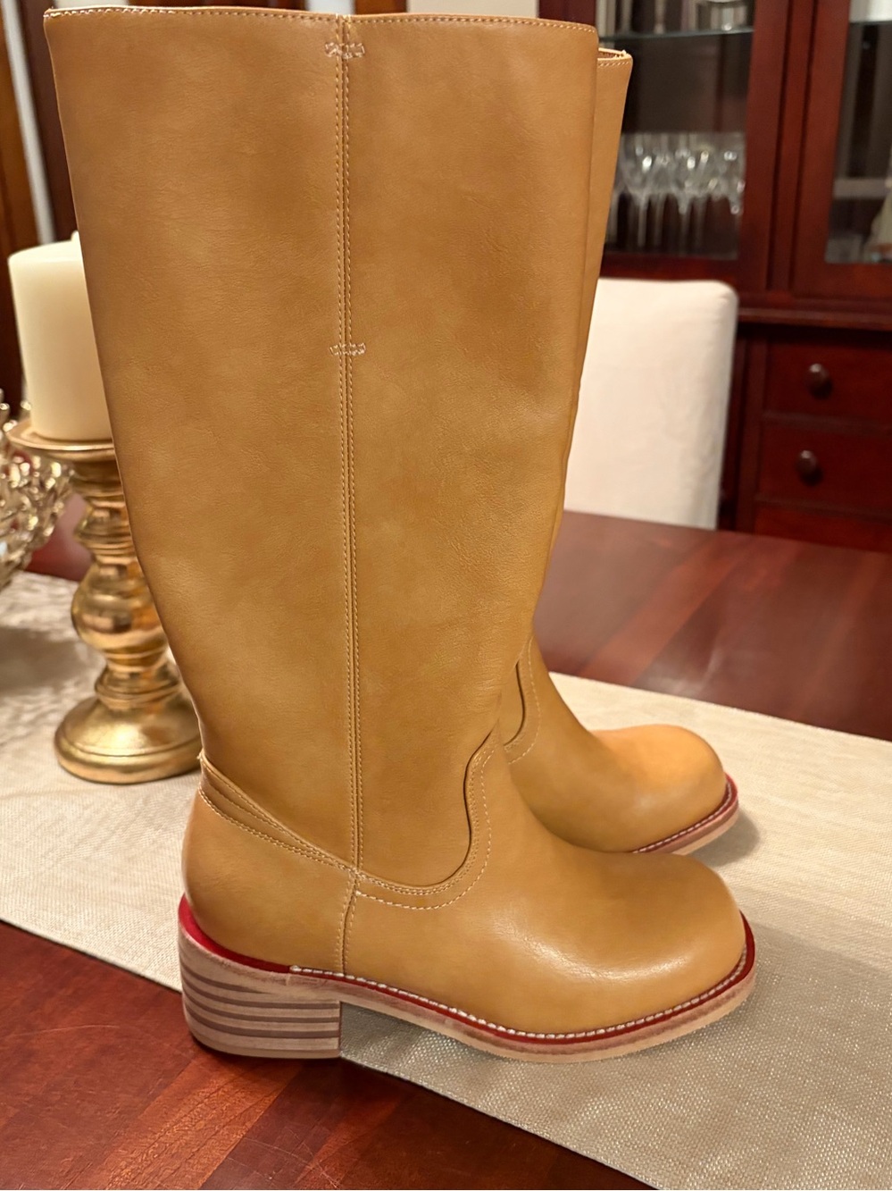 NWOT Women's Banana
 Boots Size 6